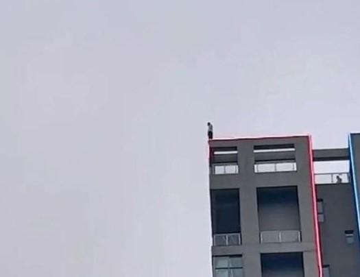 苏州一男子高楼徘徊后跳楼，围观67岁男子大喊“不跳不是人”（2023苏州跳楼起哄）