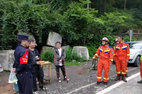 四川两男子登山途中遭同伴遗弃 获救时产生幻觉（2023男子登山遭同伴遗弃）