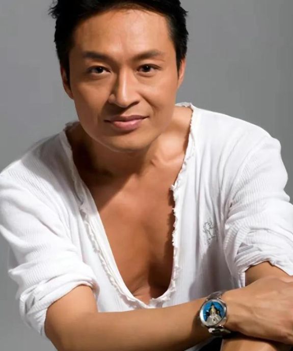 61岁马景涛被曝三婚 小女友秀恩爱不忘拉踩他前妻（2023马景涛被曝三婚）