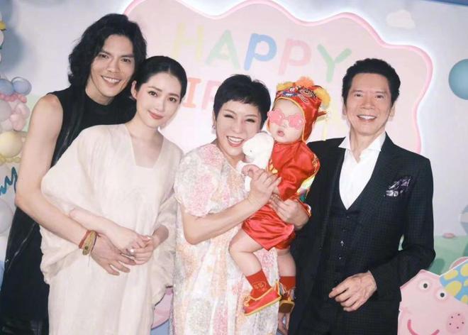 郭碧婷住杭州普通小区 向太带孙子散步（2023郭碧婷住普通小区）