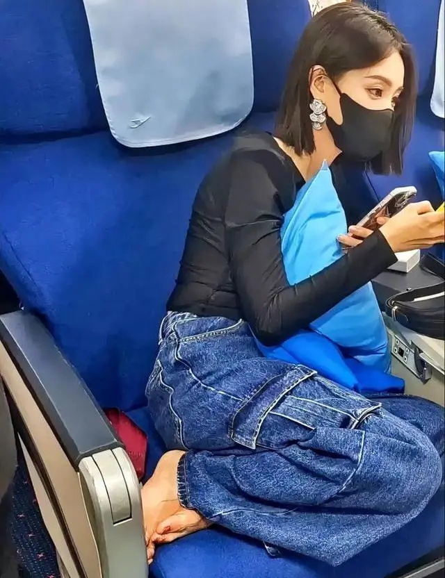 李一桐飞机上“脱鞋”不雅行为引争议 网友：不熏吗（2023李一桐飞机上不雅行为）