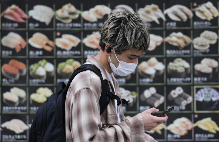 怎么回事？日本最大回转寿司连锁店不再“回转”