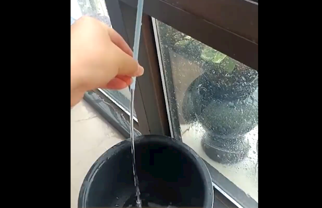 台风天男子巧用虹吸原理效果排出窗台积水(2023男子巧用虹吸原理排窗台积水)