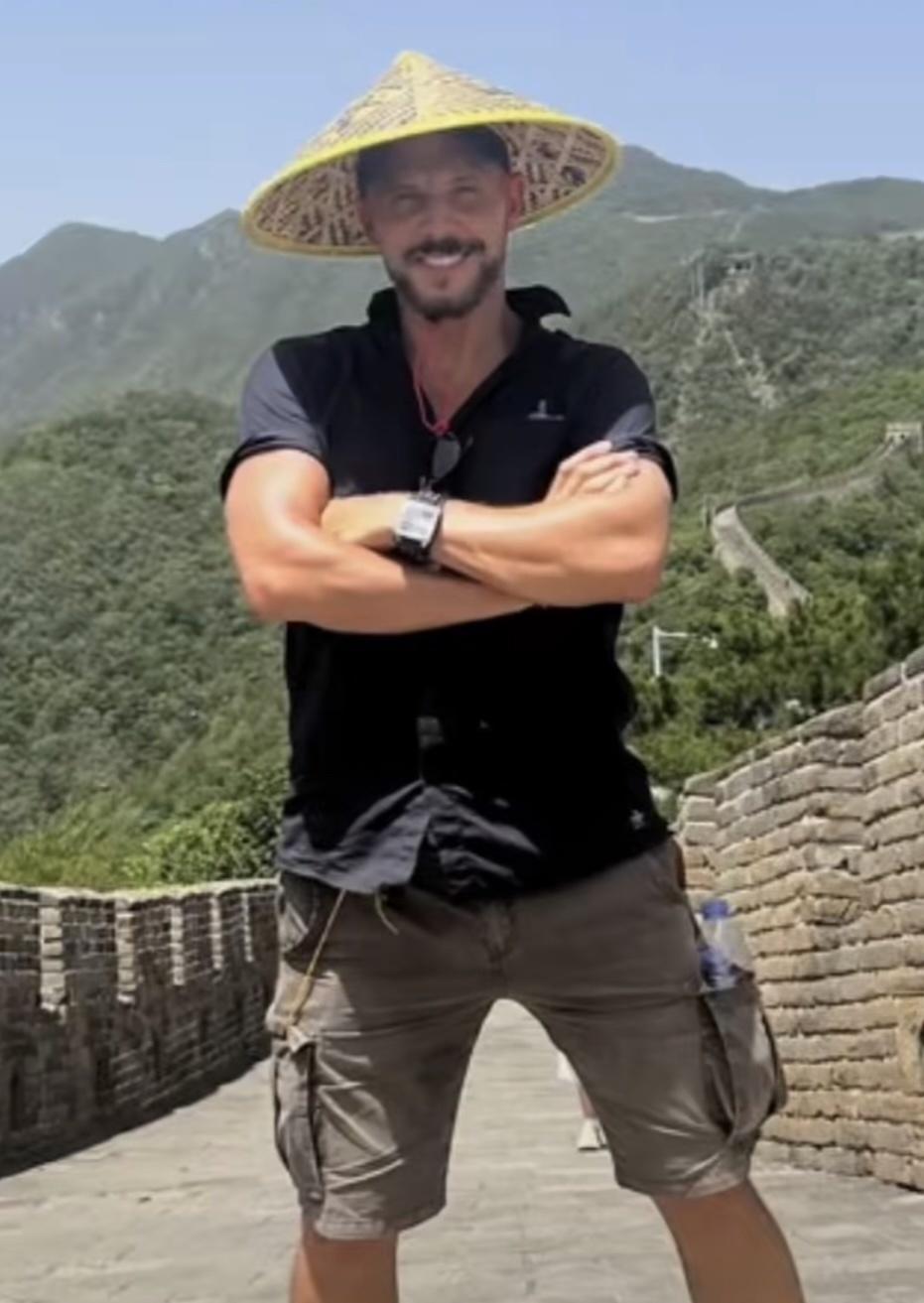 法国演员40℃高温“包场”长城 当事人回应了（2023法国演员高温包场长城）