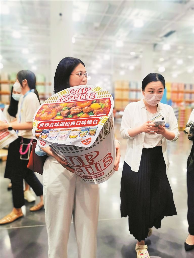 人傻钱多？山姆巨型泡面桶被黄牛炒至1999一桶（2023山姆大泡面桶1999一桶）