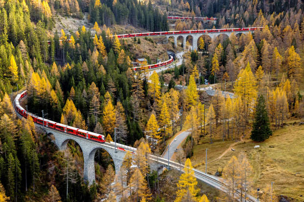 就让这趟世界上最长客运列车带你穿越阿尔卑斯山吧