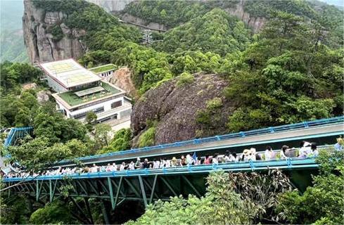 神仙居景区可搭乘缆车和自动扶梯上山，方便快捷