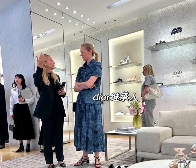 LV总裁阿尔诺“拖家带口”访华 现身北京巡店（2023LV总裁阿尔诺访华）