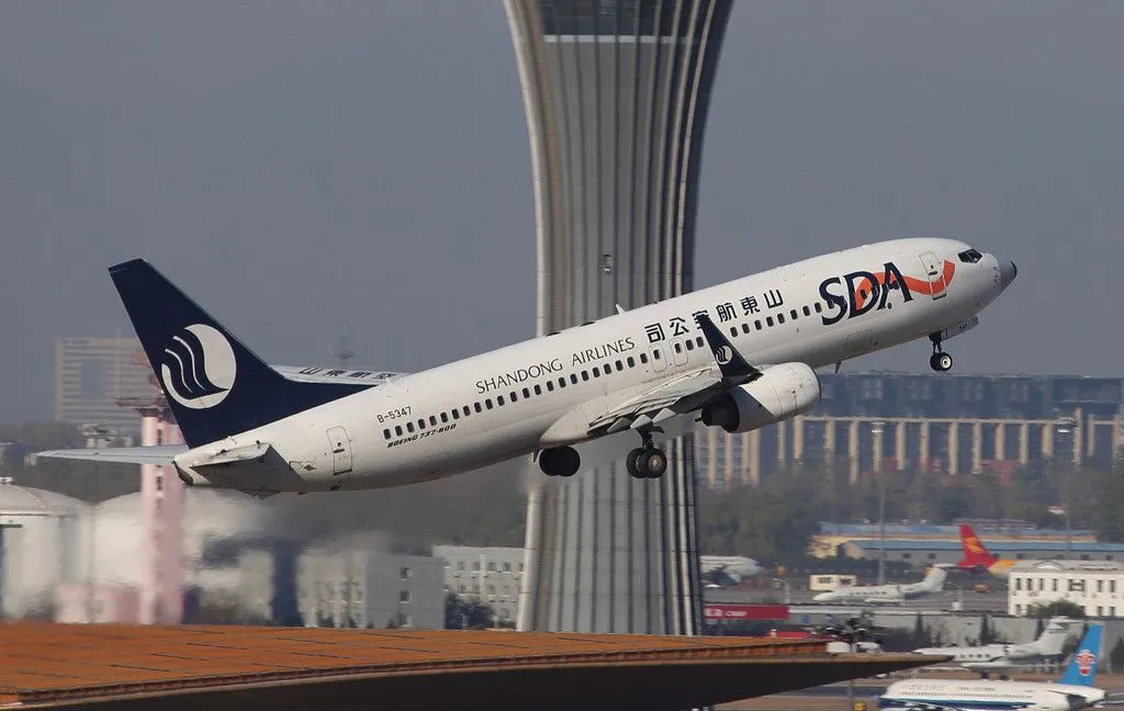 风雨无阻？女子航班延误却见山航冒雨起飞（2023女子航班延误见山航冒雨起飞）