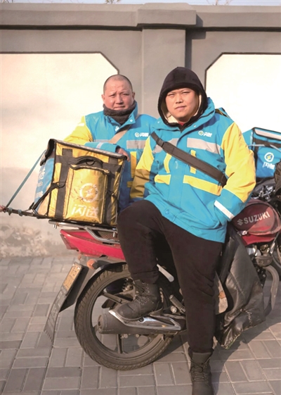 儿子本科毕业与父亲一起送外卖？当事人发声（2023本科毕业与父亲送外卖）