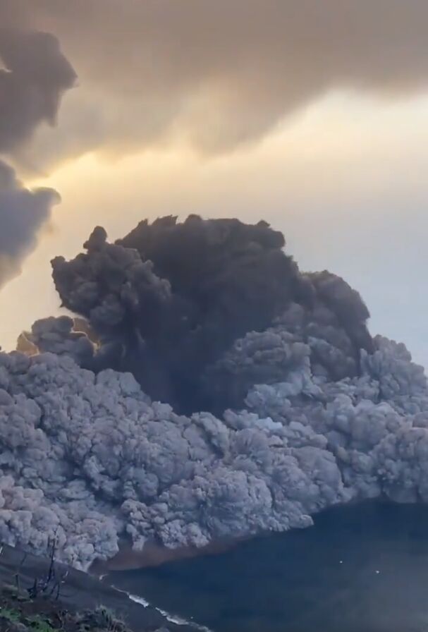 印尼火山喷发后意大利斯特龙博利火山加入“群聊”
