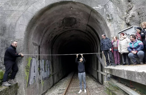 因为西班牙火车尺寸太大无法通过隧道，耗资近19亿