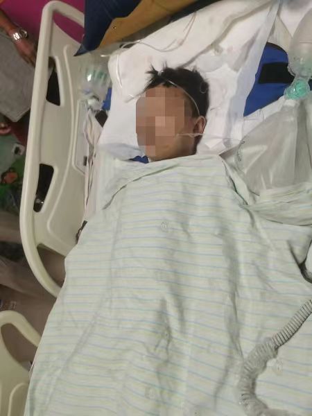 男子从17楼跳下砸到9岁男孩致重伤昏迷不醒（2023男孩被跳楼男子砸到重伤）