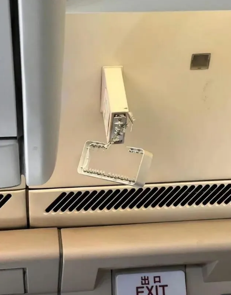 CA1524航班遭遇严重颠簸 空姐被甩到天花板（2023空姐被甩到天花板）