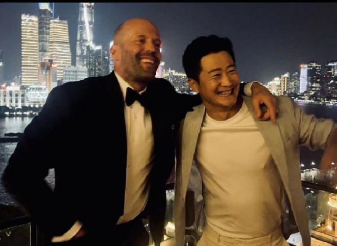 吴京外滩招待斯坦森吃饺子喝二锅头 晒默契合照（2023吴京外滩招待斯坦森）