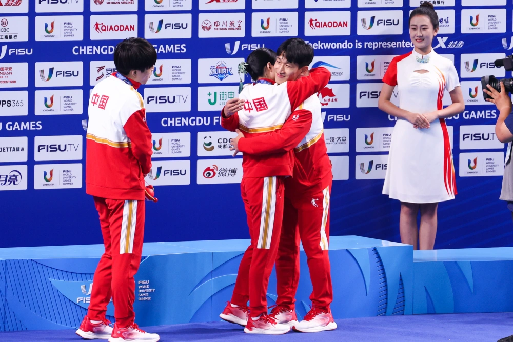 跆拳道冠军梁婕双喜临门 夺冠之日被队长男友求婚（2023梁婕夺冠之日被求婚)