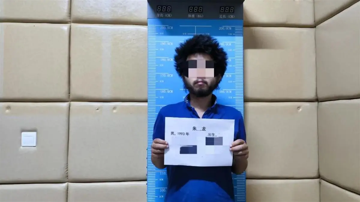 男子骑行途中翻进无人别墅住半月 喝光6瓶茅台（2023男子翻进无人别墅住半月）