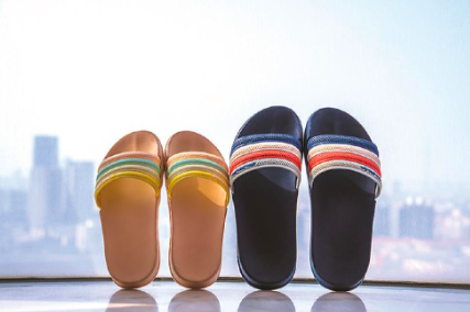 号称“一直踩一直爽”踩屎感拖鞋走红 医生回应（2023医生回应踩屎感拖鞋）