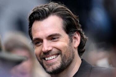 （热门）亨利·卡维尔亮相《巫师/猎魔人》第三季伦敦首映礼