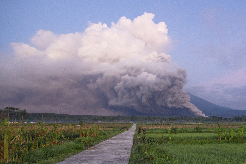 印尼火山喷发！烟柱冲上万米高空！