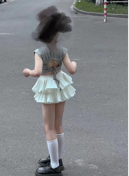 审美病态！抹胸、黑丝性化幼女的“奶辣风”引质疑（2023“奶辣风”引质疑）